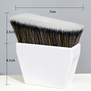 Weißer Foundation Make-up-Pinsel mit welligen weichen Borsten und weißem Sockel für das Gesicht.