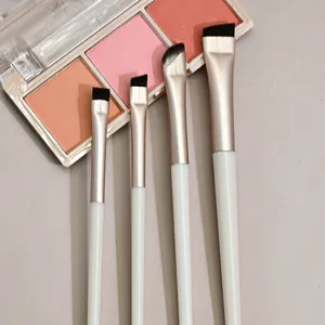 4-teiliges cremeweißes Make-up-Pinsel-Set mit Eyeliner- und abgeschrägten Augenbrauenpinseln.