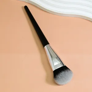 Pinceau de maquillage biseauté avec poils souples pour une application précise du visage.