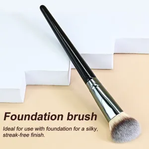 Vista detallada del pincel de maquillaje profesional para base con cerdas suaves y mango fino.
