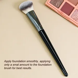 Brocha de maquillaje oblicua con cerdas sintéticas suaves y un mango negro elegante y cómodo.