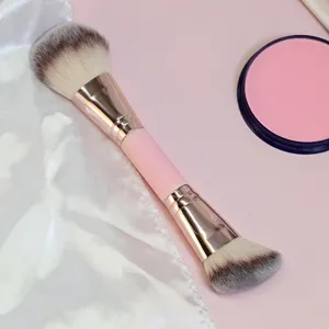 Doppelseitiger Make-up-Pinsel mit weichen Borsten und rosa Griff für präzises Schminken.