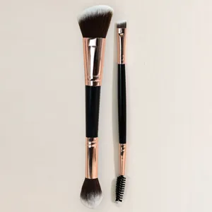 Detailaufnahme des 2-teiligen doppelseitigen Make-up-Pinselsets mit weichen Borsten.
