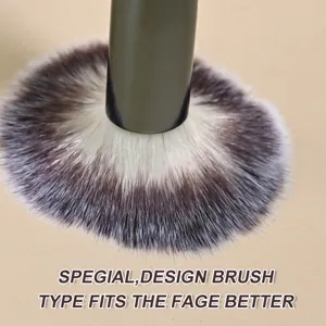 Brocha de maquillaje profesional con cerdas suaves para un rubor y contorno perfectos.