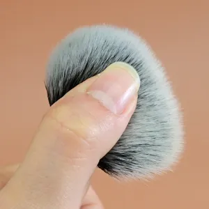 Gros plan detaille des poils doux et denses de pinceau de maquillage professionnel.