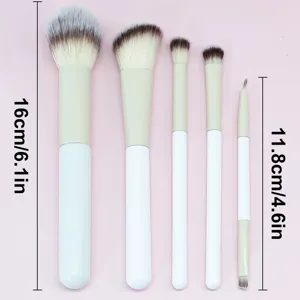 Gedetailleerd overzicht van de gebroken witte make-up kwastenset met zachte haren en lengte.