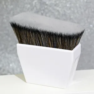 Detailansicht des weißen Kosmetikpinsels mit weichen Wellenborsten für makelloses Make-up.