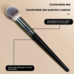 Brocha de maquillaje angular profesional con cerdas suaves, mango de madera negra y aluminio.