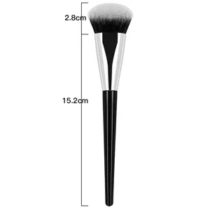 Vue détaillée du pinceau de maquillage biseauté, poils doux avec manche noir et argent.