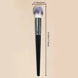 Brocha de maquillaje en ángulo con cerdas suaves y mango negro ergonómico para un contorno preciso.