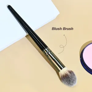 Primer plano detallado del pincel de maquillaje profesional con cerdas suaves y mango.