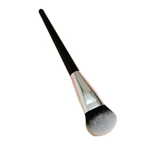 Pinceau de maquillage biseauté professionnel à poils doux pour fond de teint et poudre.