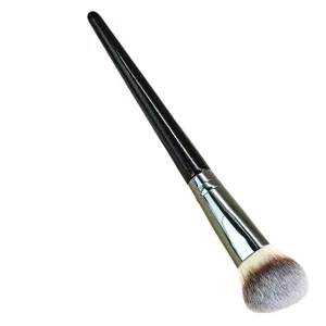Brocha de maquillaje angular profesional con cerdas suaves para un contorno preciso.
