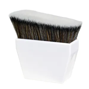 Professioneller großer flacher Make-up Pinsel mit weichen welligen Borsten und weißem Griff