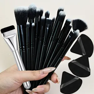 Detailaufnahme des schwarzen Pinselsets mit weichen Borsten und praktischen Make-up-Puffs.