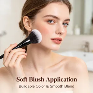 Detailansicht eines professionellen Make-up-Pinsels mitweichen Borsten für Rouge.