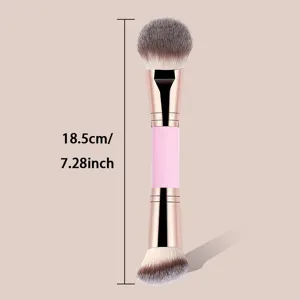 Doppelseitiger Pinsel Detailansicht, weiche Synthetikborsten für Puder und Contouring.