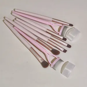 Gedetailleerd overzicht van de mini roze make-up kwastenset voor oogschaduw en wimpers.
