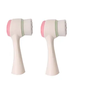 Détail de brosse nettoyante visage double face, silicone souple et poils fins pour le soin quotidien.