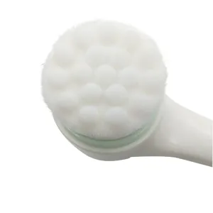 Gros plan de la tête de brosse nettoyante pour le visage avec poils doux et points de massage.