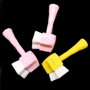 Brosse nettoyante pour le visage double face avec poils doux et brosse en silicone.