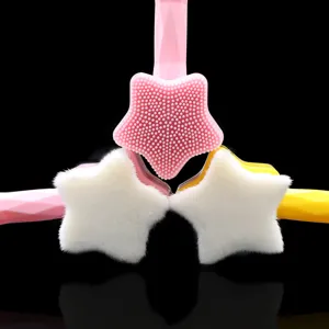 Détail de la brosse nettoyante pour le visage double face avec poils doux et tête en silicone.