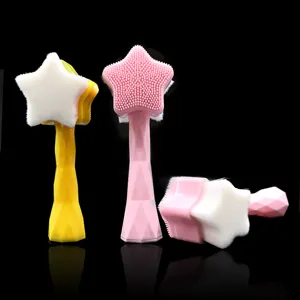 Détail de brosse nettoyante pour le visage en silicone avec poils souples et manche.