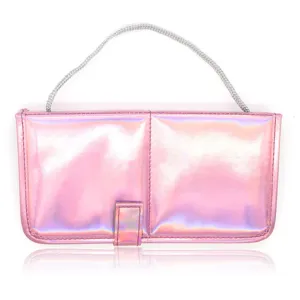 Nahaufnahme der rosa holografischen Make-up-Pinsel-Aufbewahrungstasche mit silbernem Griff.
