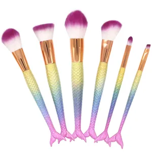 Vista detallada del juego de brochas de maquillaje de sirena con mango degradado suave.