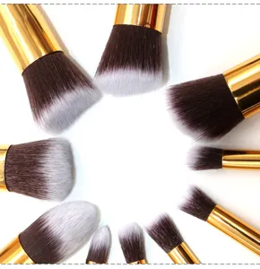 Kit de pinceaux de maquillage professionnels avec poils dégradés et férule dorée.