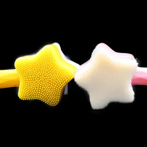 Brosse nettoyante pour le visage en forme d'étoile à double face avec silicone et poils.