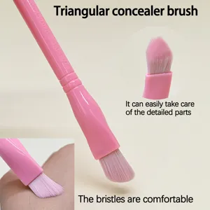 Τριγωνικό πινέλο concealer για μαύρους κύκλους, ακριβές ροζ εργαλείο μακιγιάζ.