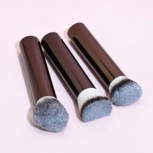 Set di pennelli da trucco professionali con setole morbide per un trucco impeccabile.