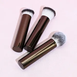 Primo piano di pennelli da trucco con manici marroni lunghi e setole morbide per il contouring.