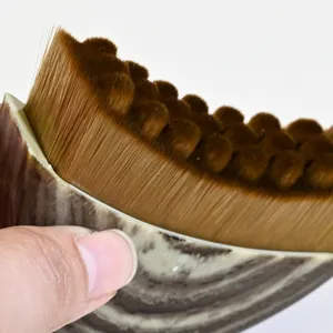 Dichte bruine borstel make-upkwast met marmeren patroon handvat voor contour en foundation.