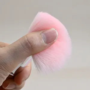 Weicher rosa Pinsel für Make-up, ideal zum Auftragen von Rouge und Highlighter, sanft.