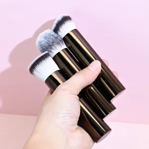 Primo piano di pennelli da trucco con manico lungo e setole morbide per un contouring pratico.