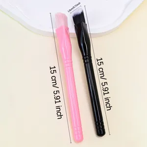 Λεπτομέρεια από πινέλο concealer σε ροζ και μαύρο χρώμα για τέλειο και ακριβές μακιγιάζ.