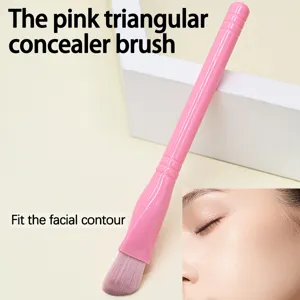 Ροζ τριγωνικό πινέλο concealer για αψεγάδιαστο περίγραμμα προσώπου και ακριβές μακιγιάζ.