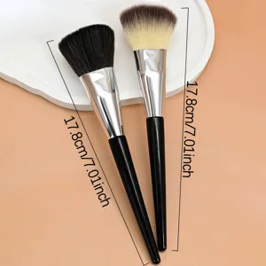 Makeup brush detail showing soft bristles and 17.8cm length size for easy cosmetic application.