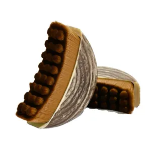 Lymfatische contour gezichtsmassageborstel met dichte bruine haren en gebogen handvat.