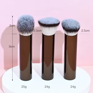 Vista dettagliata di pennelli trucco a bolla con manici marroni e setole morbide e dimensioni.