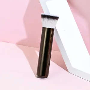 Vista dettagliata di un pennello da trucco con setole morbide e manico marrone per contouring.