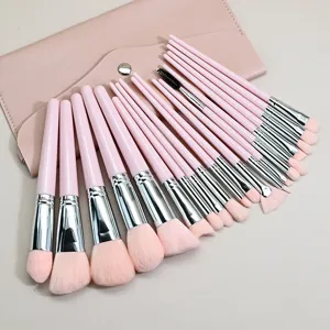 Detailansicht des professionellen rosa Make-up-Pinsel-Sets mit weichen Borsten und Tasche