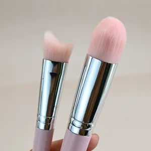 Weiches rosa Make-up-Pinsel-Set mit abgeschrägtem und rundem Pinsel zum perfekten Verblenden.