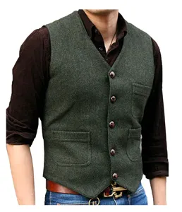 Vue détaillée du gilet en tweed vert foncé avec col en V et poches fonctionnelles.