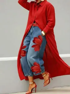 Gedetailleerd overzicht van een stijlvol rood vest gecombineerd met hippe bloemenjeans.