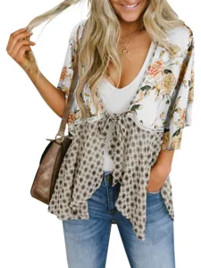 Nahaufnahme des floral bedruckten Chiffon-Oberteils mit V-Ausschnitt und vorderer Bindung.