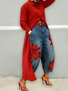 Vrouwen mode lang mouw rode shirt vest matching bloemprint denim jeans detail.