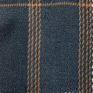 Stoffdetailansicht mit dunkelgrau und orange kariertem Muster für legere Herrenbekleidung.